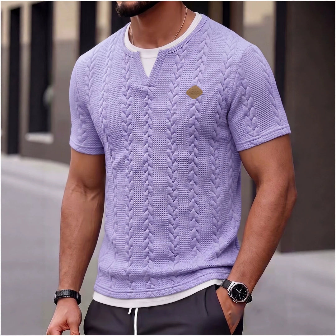 Herren nan texturiertes Kurzarmshirt mit geprägter Zopfstruktur, V‑Einsatz am Rundhals und Lagenlook Echo Archiv