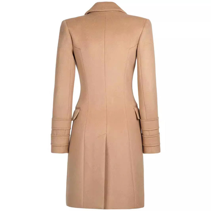 Damen Kurzmantel im Blazerkleid‑Stil mit strukturierter Taillierung und goldenen Zierknöpfen Echoarchiv