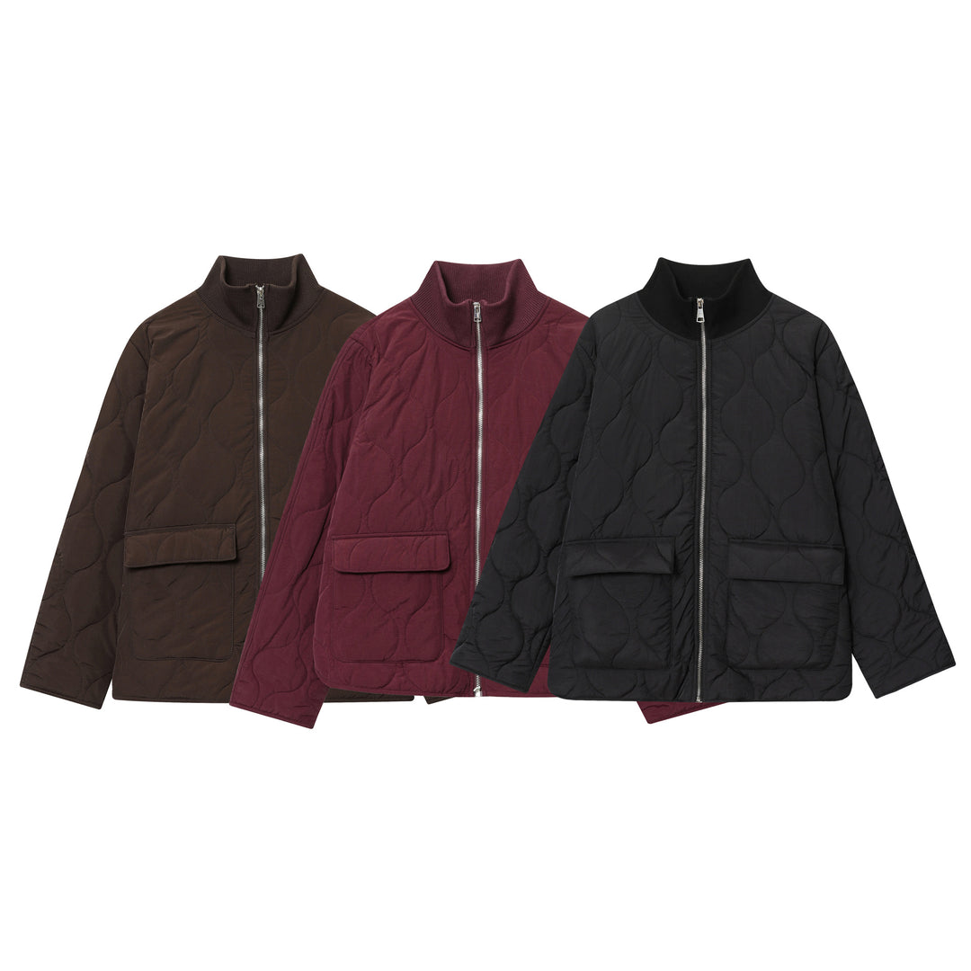 Damen leichte Steppjacke mit runder Steppung, hohem Rippkragen und aufgesetzten Klappentaschen – Célinea