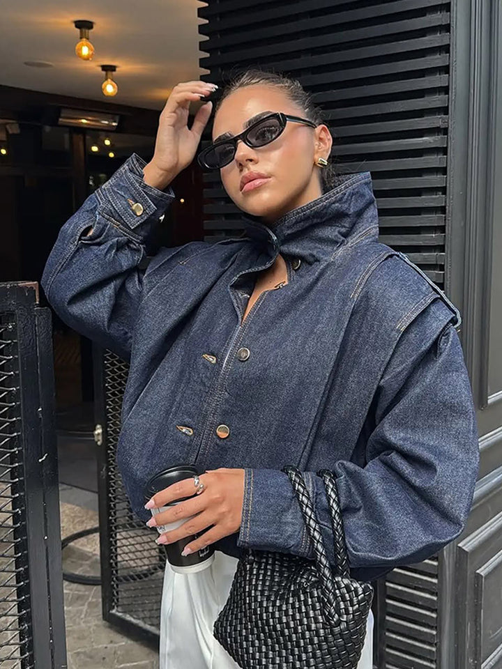 Damen Oversize Jeansblouson mit hohem Stehkragen, Druckknopfleiste und Schulter-Detail Echoarchiv