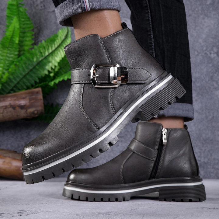 Herren knöchelhohe Lederoptik-Stiefelette mit dekorativer Metallschnalle und profilierter Gummisohle – Tavélo
