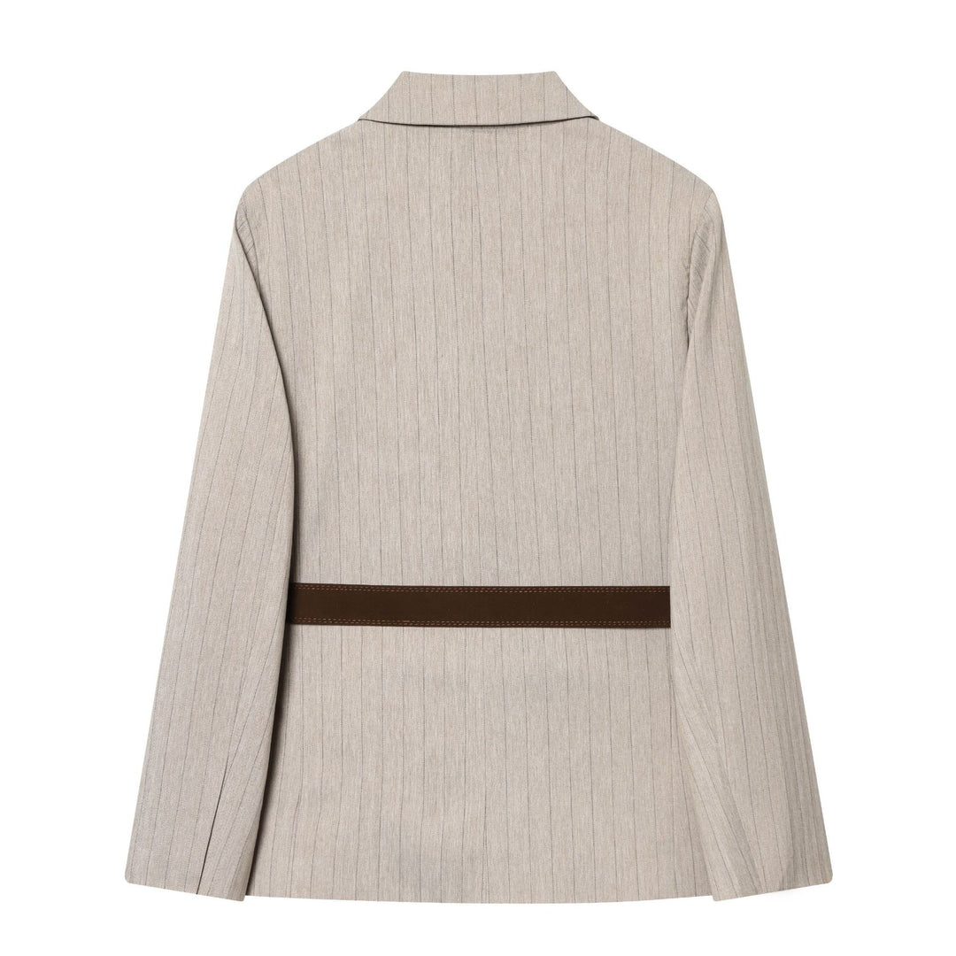 Damen taillierter Nadelstreifen-Blazer mit dekorativem Gürtel und Pattentaschen – Valéne