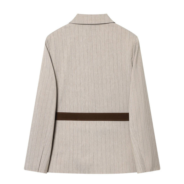 Damen taillierter Nadelstreifen-Blazer mit dekorativem Gürtel und Pattentaschen – Valéne