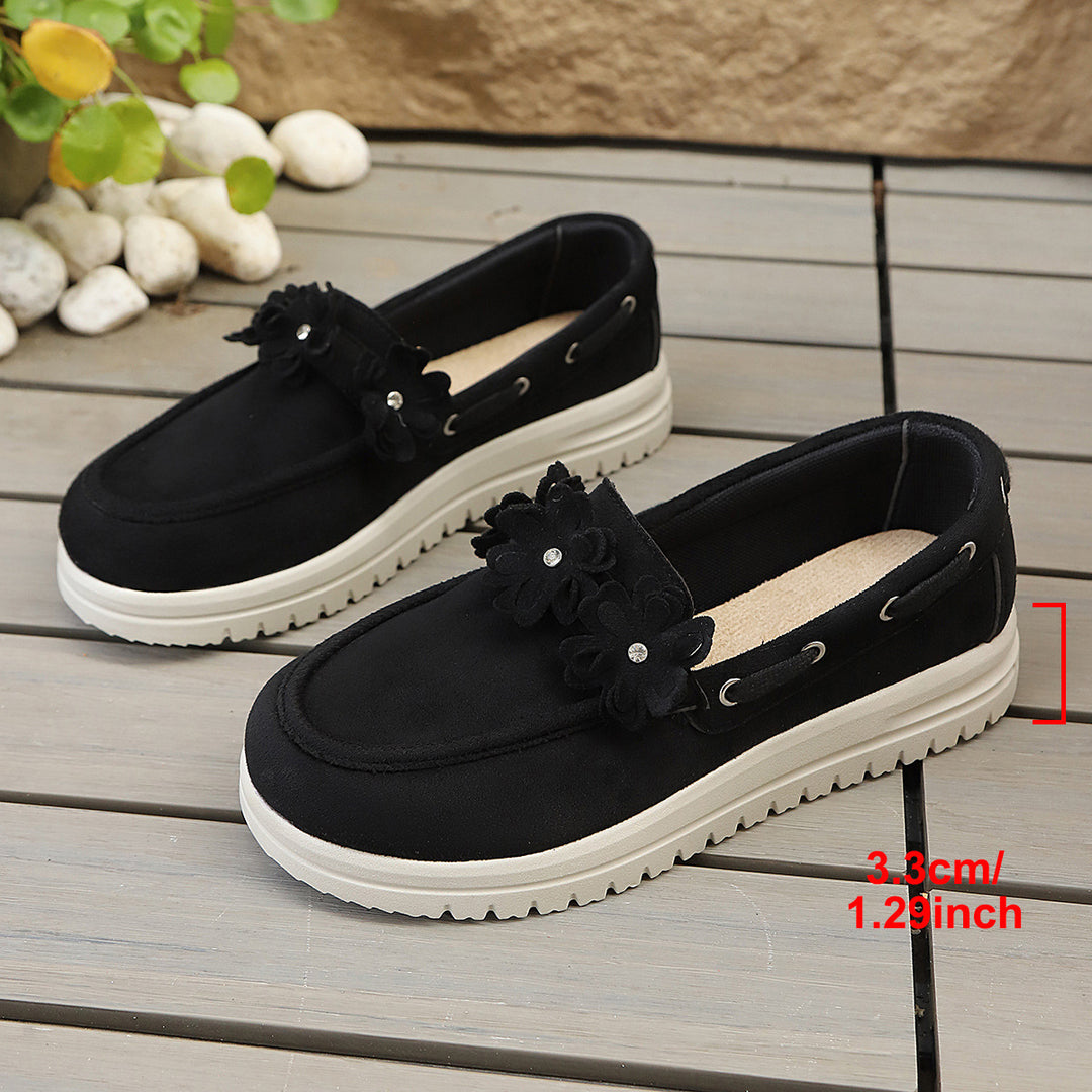 Damen Velours‑Slipper mit Blumenapplikation und profilierter Plateau‑Sohle – Lioré