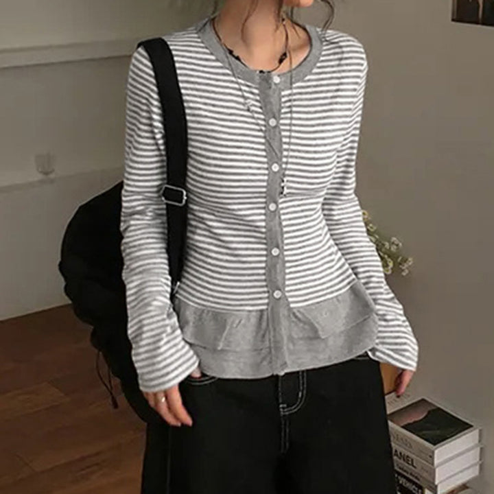 Damen nan feiner Kurzcardigan mit Knopfleiste, Spitzenkragen und welligem Saum Echo Archiv