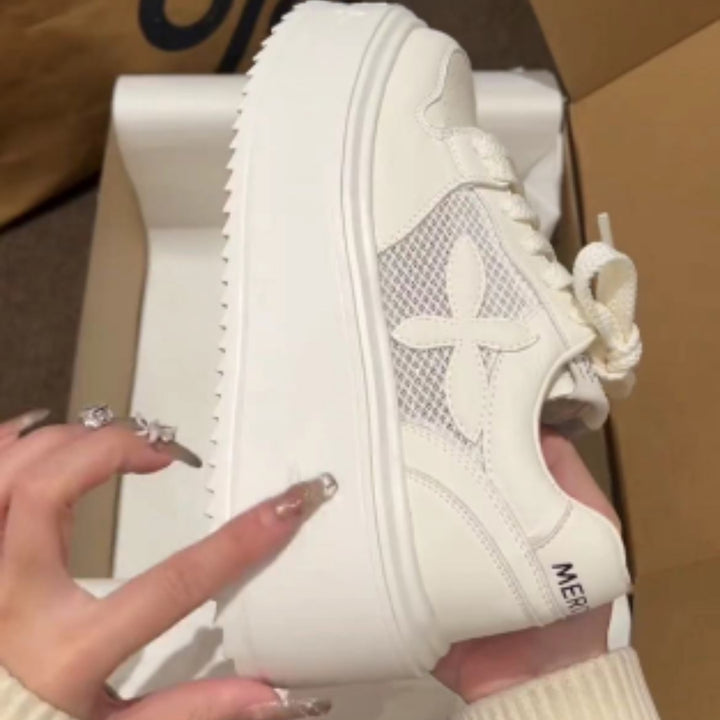 Damen Plateau-Chunky-Sneaker mit Blumenapplikation und Netz-Einsatz – Névara