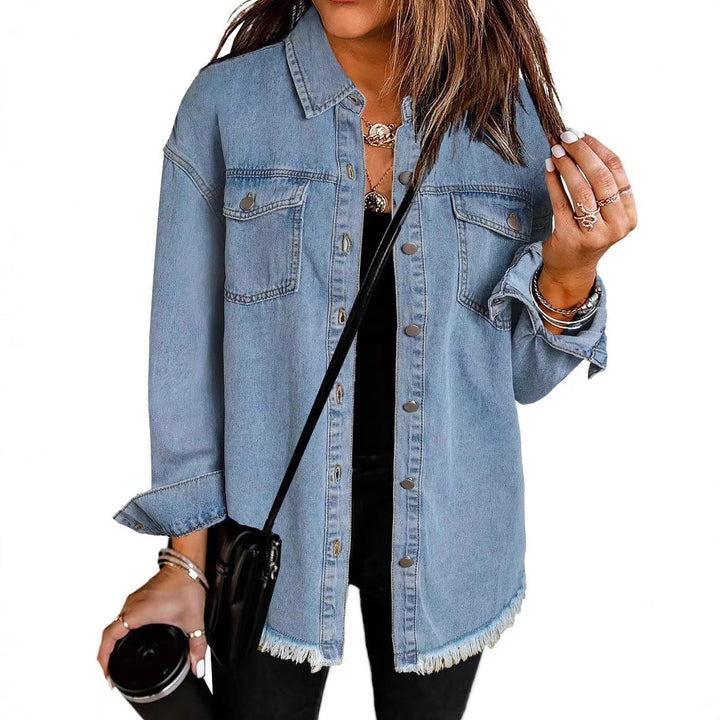 Damen lässiges Denim-Hemd mit fransigen Säumen und praktischen Brusttaschen Echoarchiv
