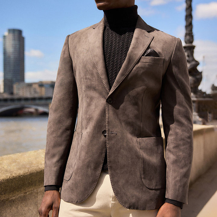 Herren moderner Wildlederblazer mit strategischen Taschen und feiner Textur Echoarchiv