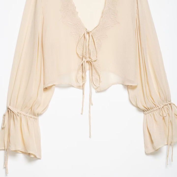 Damen Transparente Chiffon-Bolerobluse mit tiefem V-Ausschnitt, Spitzendetail und Bindebändern Echo Archiv