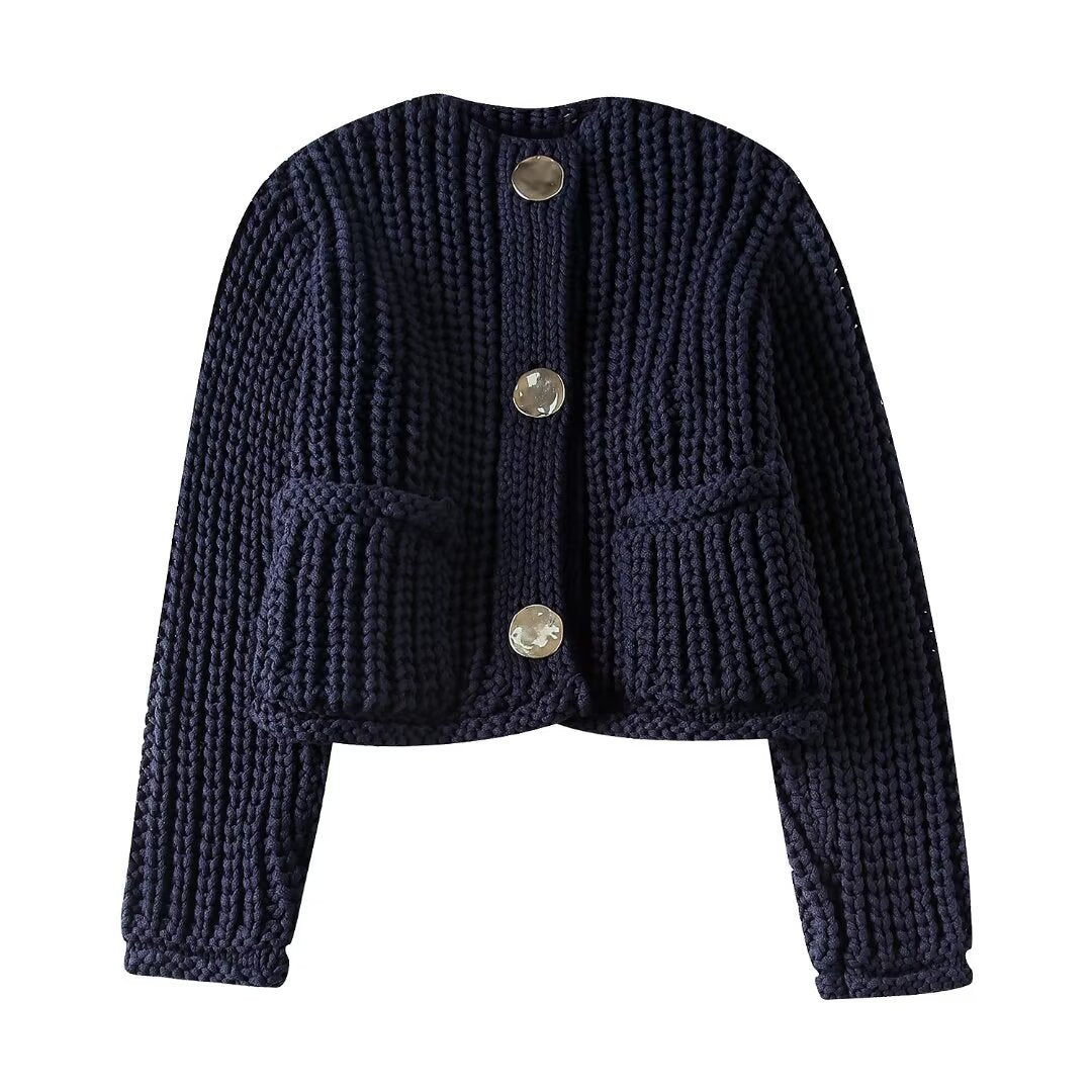 Damen Kurzcardigan im Rippen-Grobstrick mit aufgesetzten Taschen und Statementknöpfen – Veloura