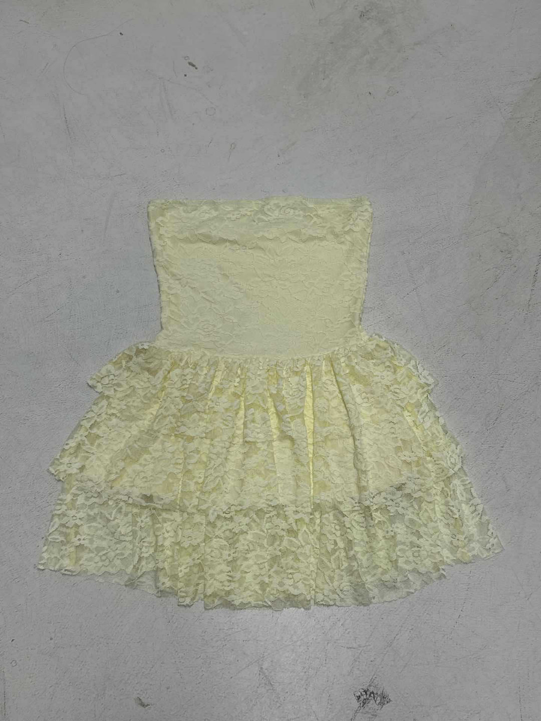 Damen Spitzenkleid mit voluminösem Rock und trägerlosem Design Echo Archiv