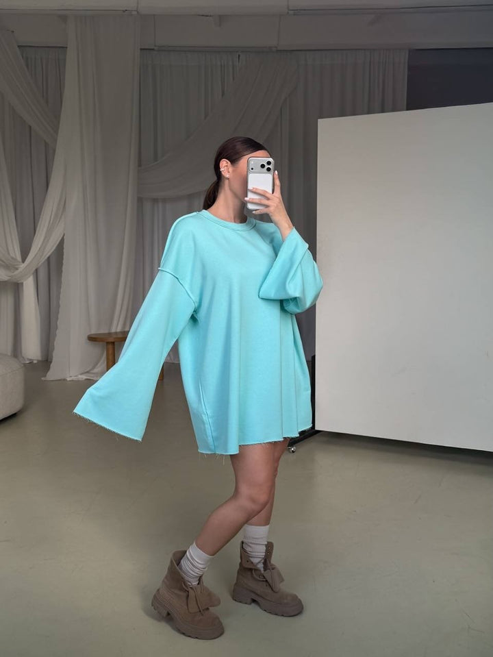 Damen oversized Sweatshirt-Kleid mit ausgefranstem Saum und weiten Glockenärmeln – Élara