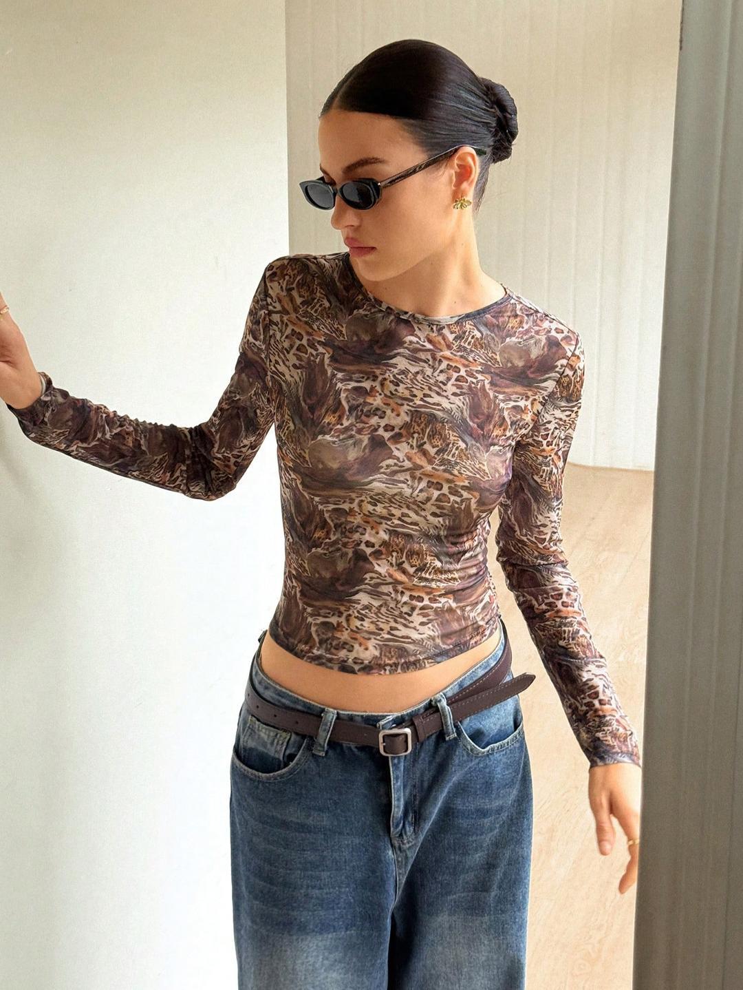 Damen nan schlanker Stretch-Longsleeve aus feinem Mesh mit abstraktem Tiermuster und tailliertem Cropped-Schnitt Echo Archiv