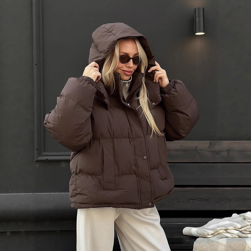 Damen Kurz geschnittene Oversize-Steppjacke mit hohem Stehkragen und verdeckter Druckknopfleiste Echoarchiv