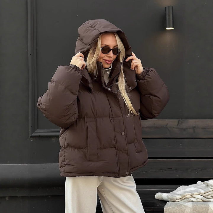 Damen Kurz geschnittene Oversize-Steppjacke mit hohem Stehkragen und verdeckter Druckknopfleiste Echoarchiv