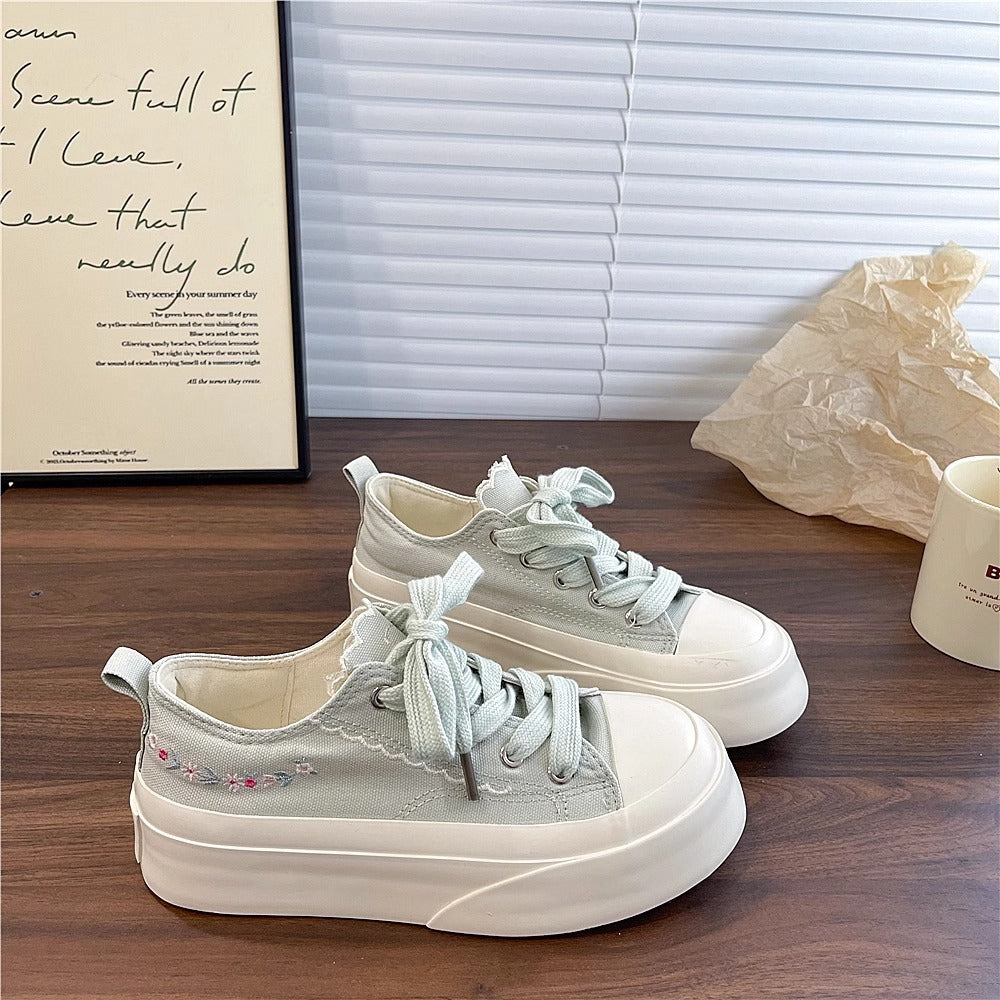 Damen Trendige Freizeitsneaker mit verspielten Rüschen-Details und dämpfender Sohle Echo Archiv