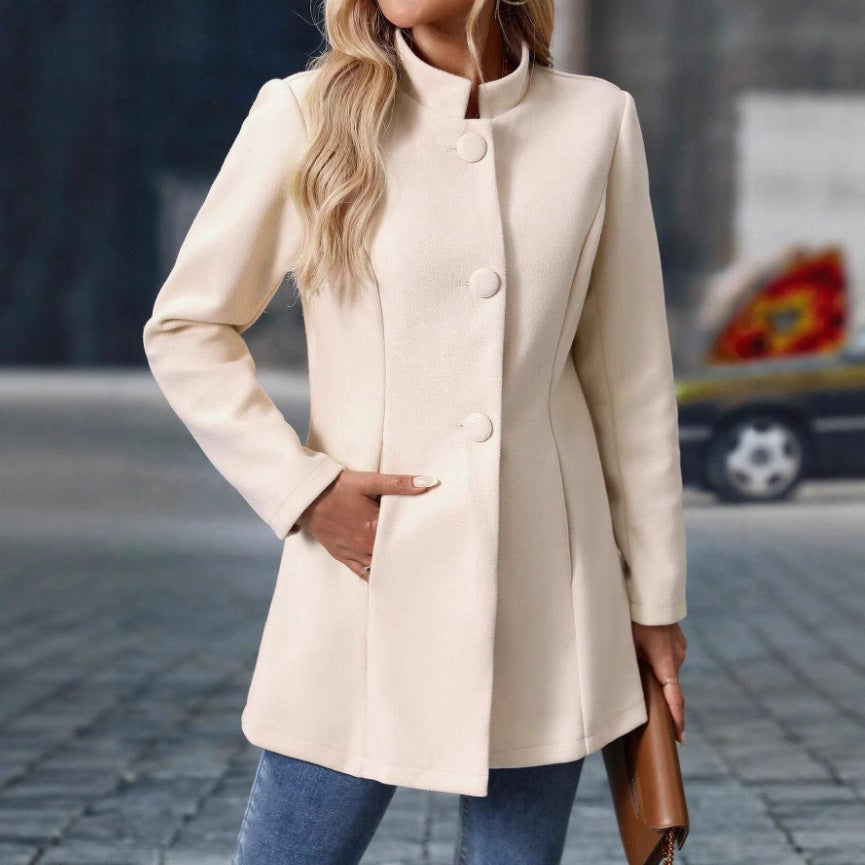 Damen Stehkragenmanteljacke mit verdeckter Knopfleiste und seitlichen Taschen – Célinea