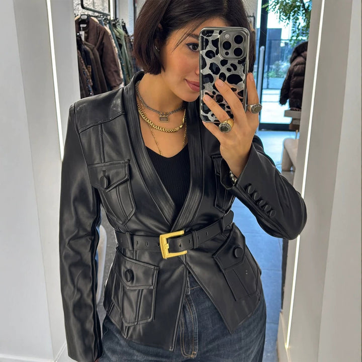 Damen Taillierter Lederblazer im Korsettstil mit breitem Schnallengürtel und aufgesetzten Pattentaschen Echoarchiv