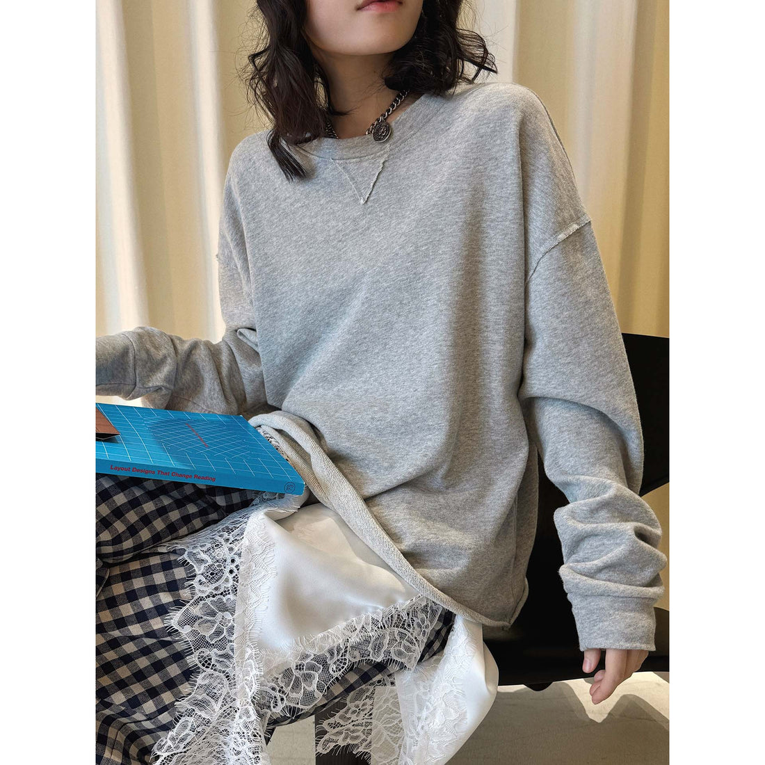 Damen Oversized-Sweatshirt aus weichem Sweatstoff mit roher Kante und V-Ziernaht Echoarchiv