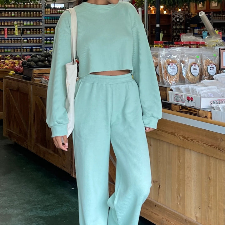 Damen kurz geschnittenes Waffelstrick-Lounge-Set mit hoch taillierter Palazzohose – Élanora