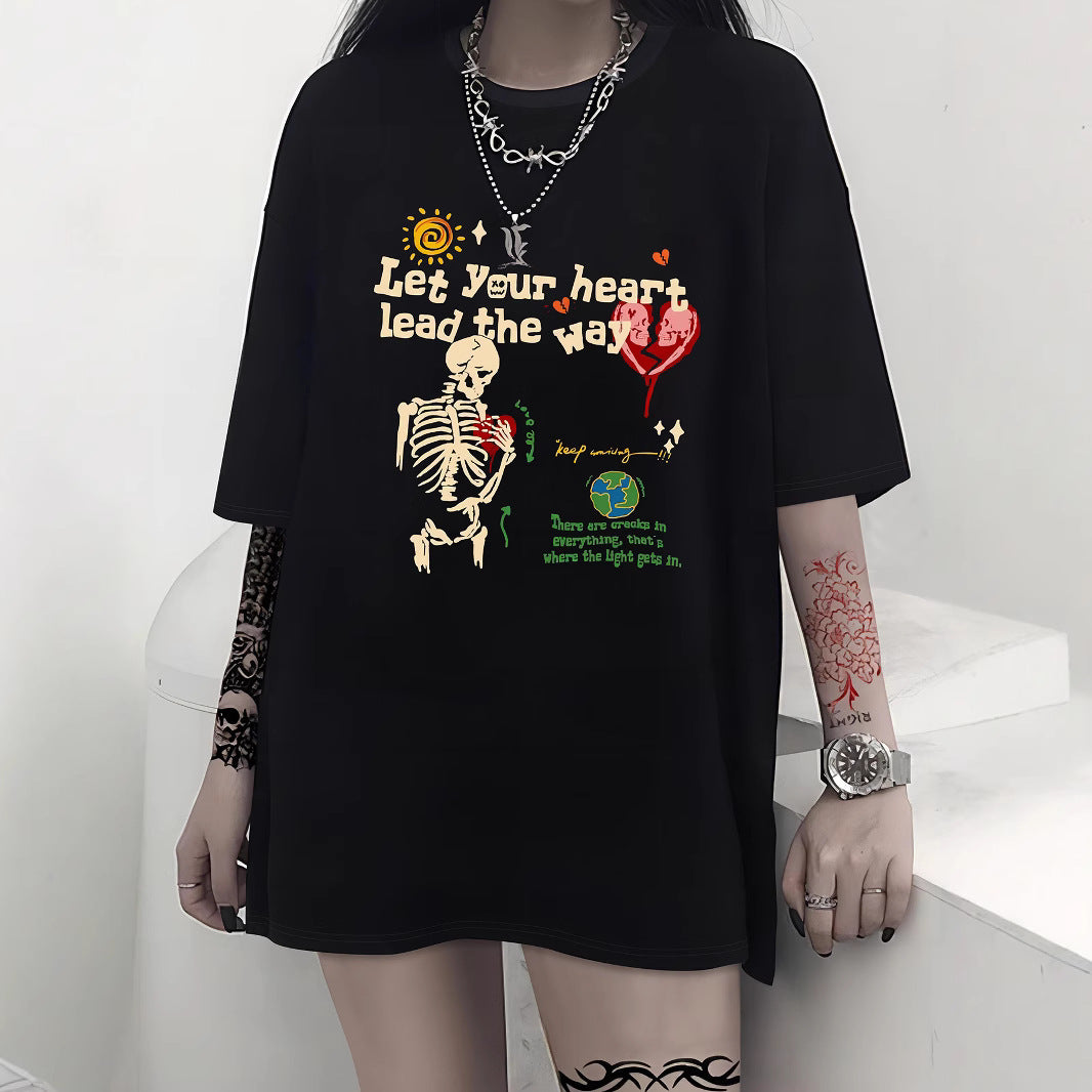 Damen T-Shirt mit kreativem Katzenmotiv und verspielter Schleife Echo Archiv