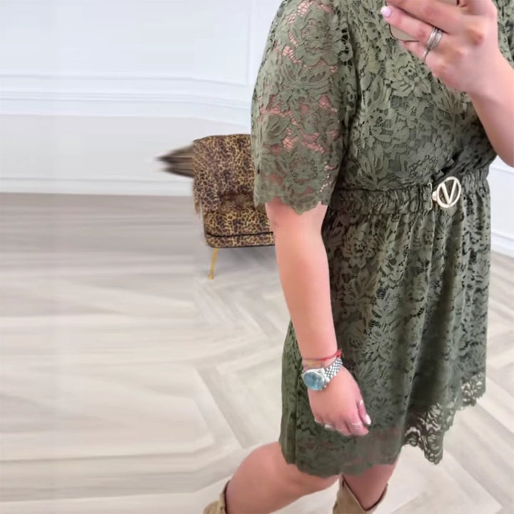 Damen nan tailliertes Spitzenkleid mit V-Ausschnitt, Empirenaht und metallischem Ziergürtel Echo Archiv