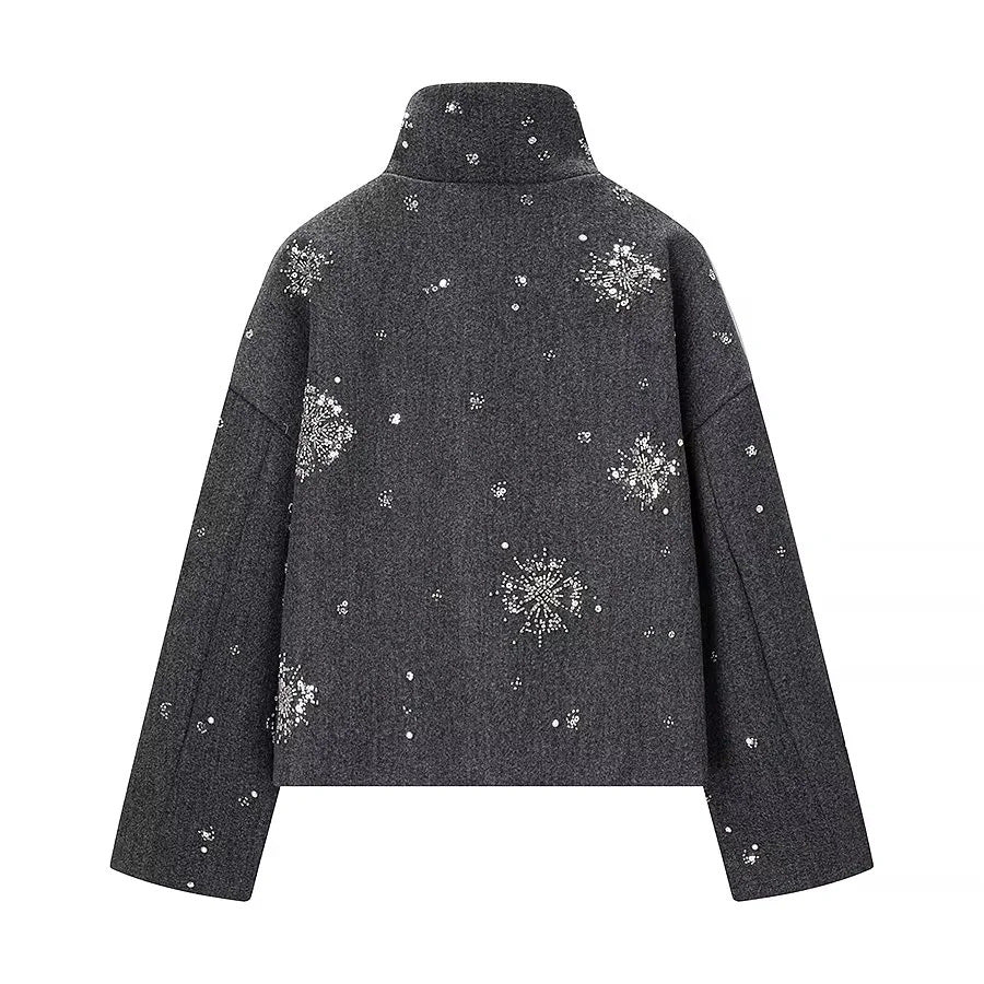 Damen boxy Kurzjacke mit hohem Stehkragen und funkelnder Perlen‑ und Paillettenstickerei – Célinea