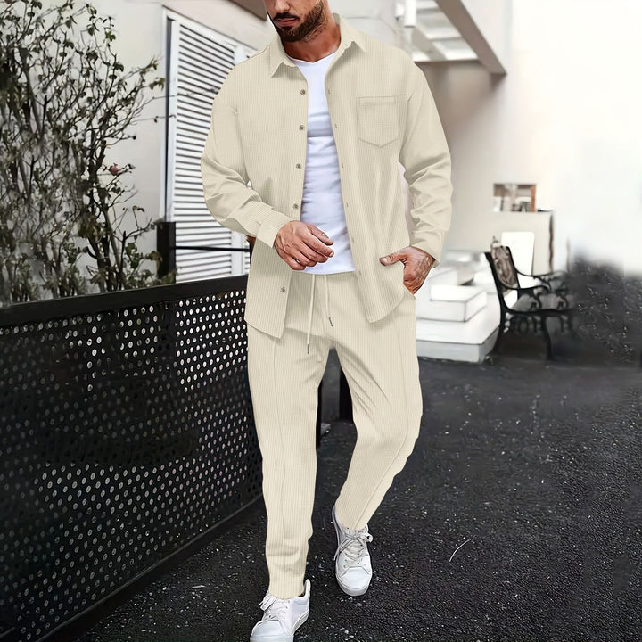 Herren elegantes Freizeit-Set mit strukturiertem Hemd und bequemen Jogginghosen Echoarchiv