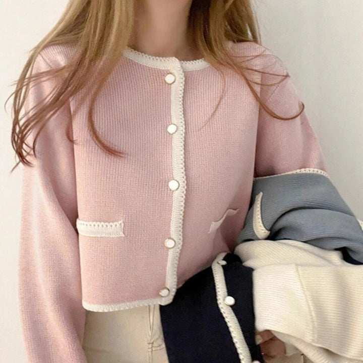 Damen Kurzgeschnittener gerippter Cardigan mit kontrast‑Häkelkante, Zierknopfleiste und Taschenleisten – Veloura