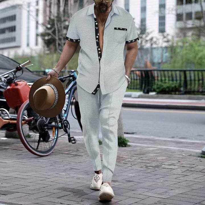 Herren elegantes Freizeit Set mit stilvollem Kurzarmhemd und passenden Hose Echoarchiv