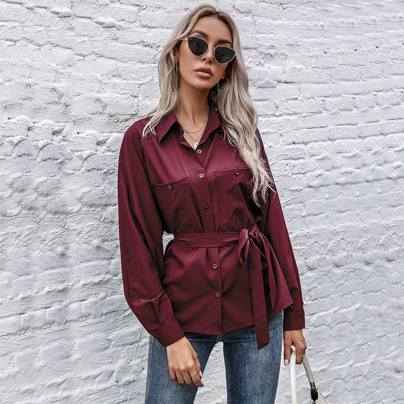 Damen Satin-Hemdbluse mit Taillengürtel, Brusttaschen und langen Ärmeln Echoarchiv
