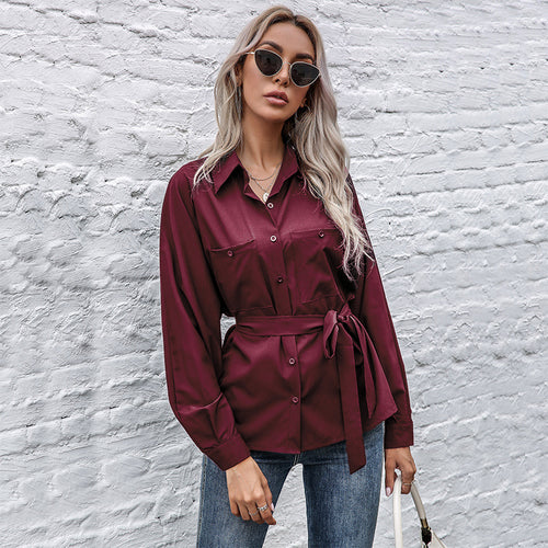 Damen Satin-Hemdbluse mit Taillengürtel, Brusttaschen und langen Ärmeln Echoarchiv