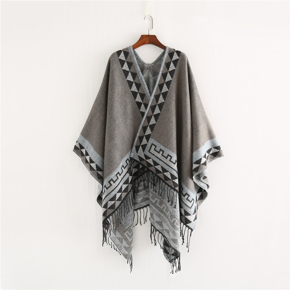 Damen Weichfallender Capeponcho mit Dreieck-Jacquard, Kontrastbordüre und Fransensaum – Célinea