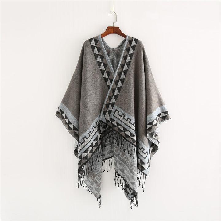 Damen Weichfallender Capeponcho mit Dreieck-Jacquard, Kontrastbordüre und Fransensaum – Célinea