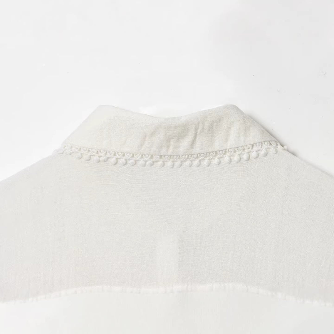Damen Elegante Baumwollmisch‑Bluse mit Spitzenpasse, verdeckter Knopfleiste und weiten Ballonärmeln Echoarchiv