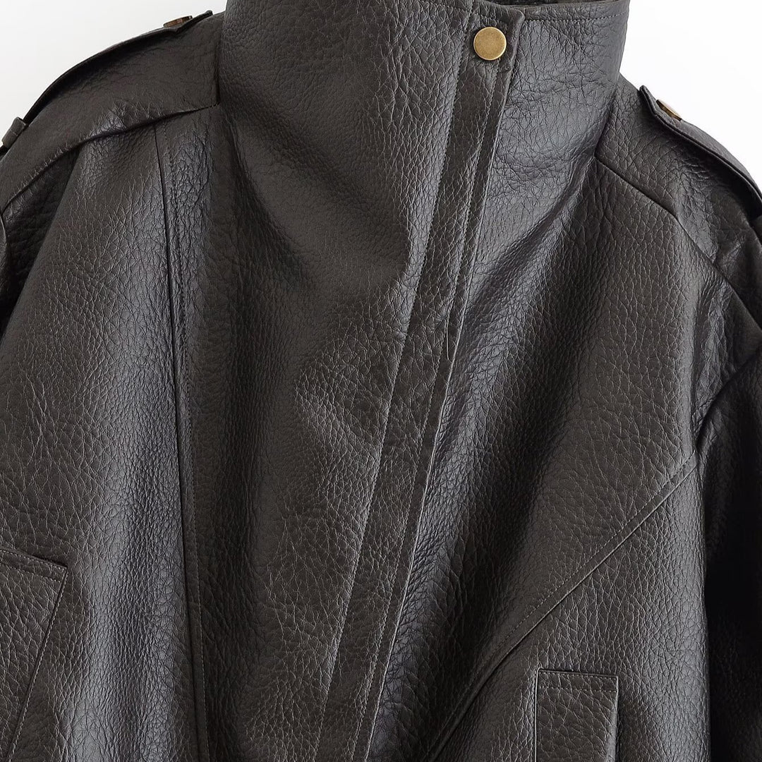 Damen Kurzjacke im Aviator‑Stil aus Kunstleder mit hohem Stehkragen, Schulterriegeln und tailliertem Rippbund Echoarchiv
