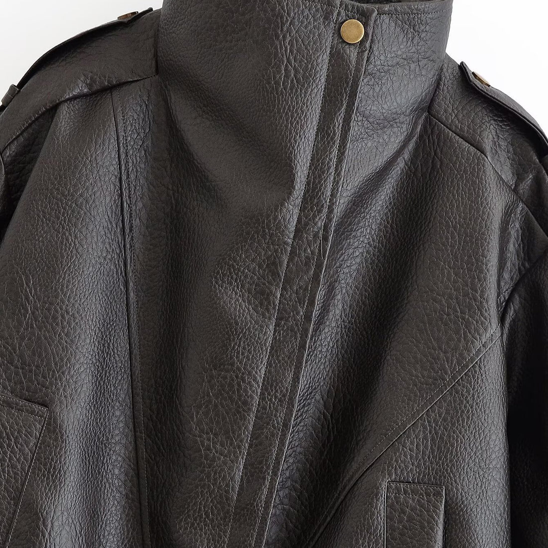 Damen Kurzjacke im Aviator‑Stil aus Kunstleder mit hohem Stehkragen, Schulterriegeln und tailliertem Rippbund Echoarchiv