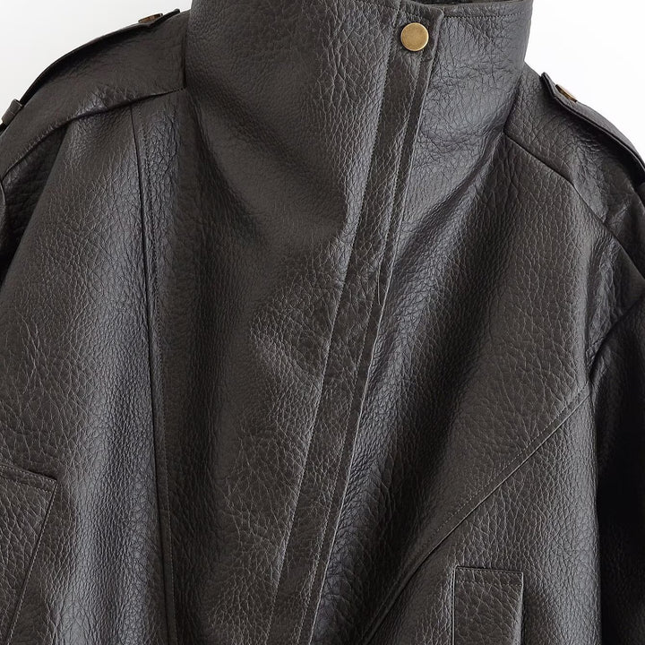 Damen Kurzjacke im Aviator‑Stil aus Kunstleder mit hohem Stehkragen, Schulterriegeln und tailliertem Rippbund Echoarchiv