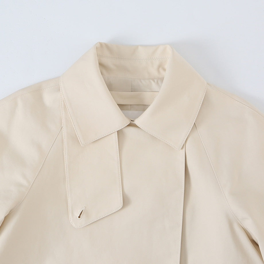 Damen Kurz geschnittene Trenchjacke mit asymmetrischer Knopfleiste und Hemdkragen Echo Archiv