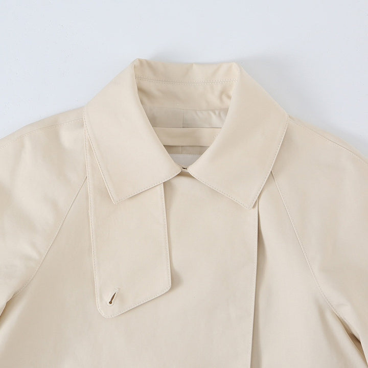 Damen Kurz geschnittene Trenchjacke mit asymmetrischer Knopfleiste und Hemdkragen Echo Archiv