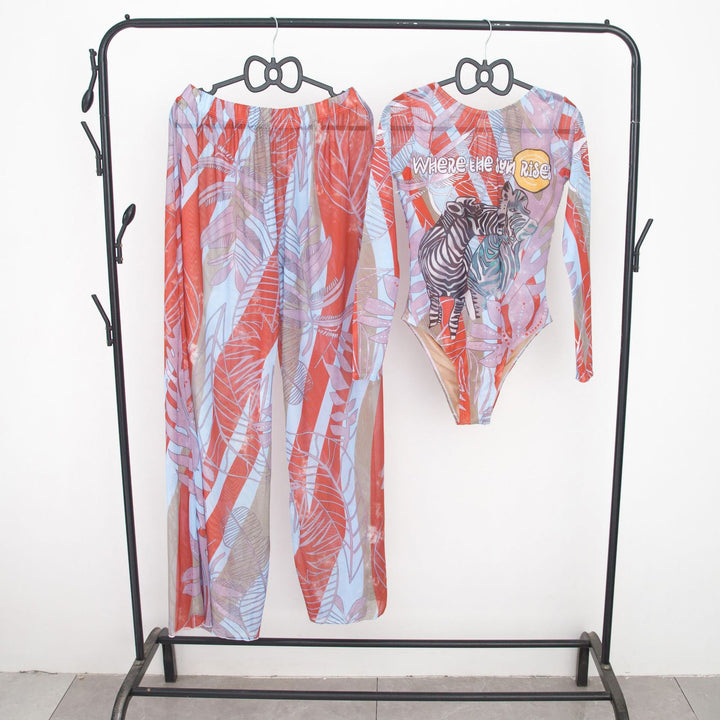 Damen modisches Badeoutfit mit langärmeligen Oberteil und lässigen Pants Echo Archiv