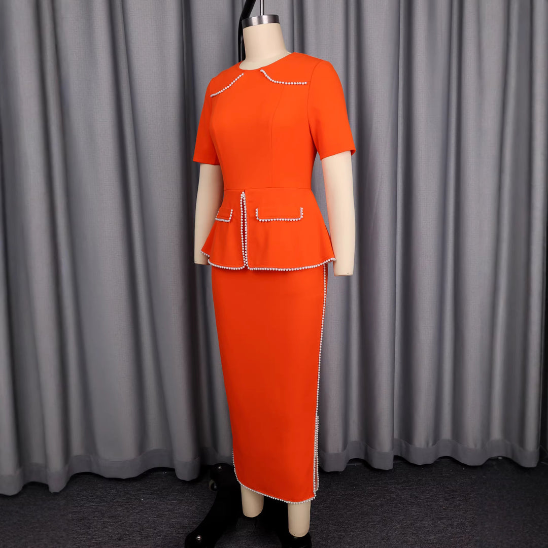 Damen elegantes Kleid mit dekorativem Kragen und perlenbesetzten Details Echo Archiv