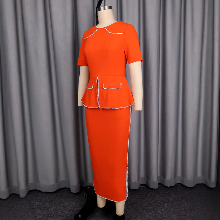Damen elegantes Kleid mit dekorativem Kragen und perlenbesetzten Details Echo Archiv