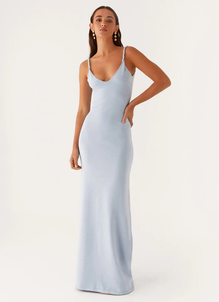 Damen Elegantes Maxirockkleid mit tiefem V-Ausschnitt und feinen Trägern Echo Archiv