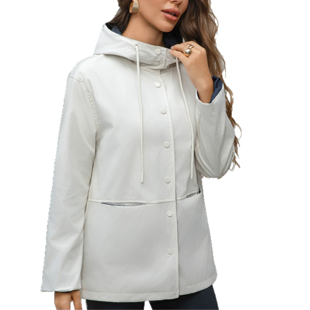 Damen Leichte Kapuzen‑Regenjacke mit Druckknopfleiste und Tunnelzug – Célinea