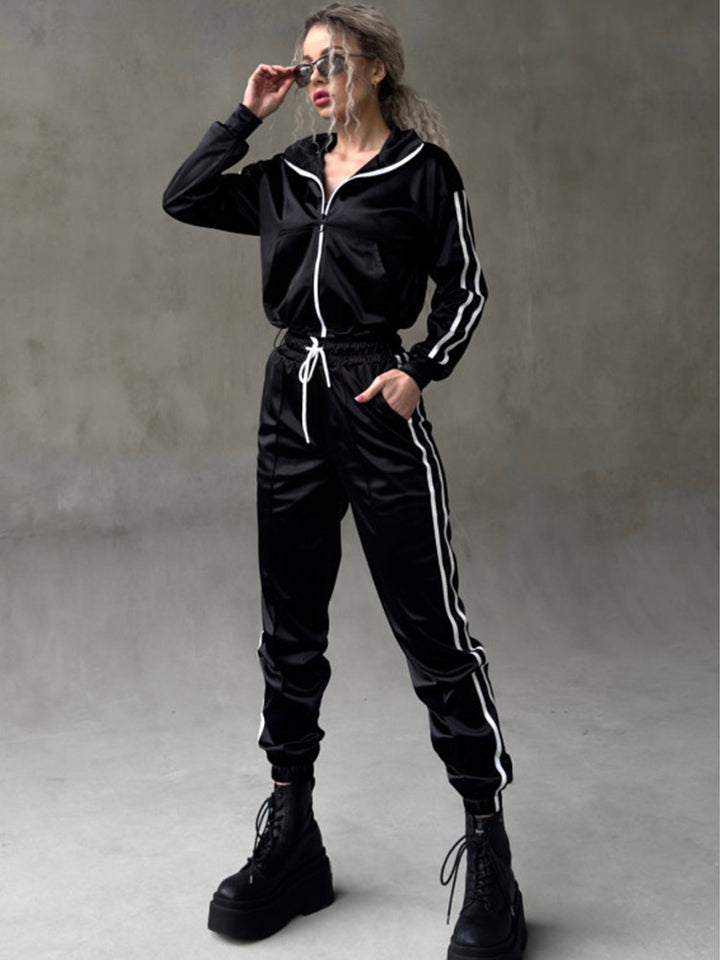 Damen glänzender Satin-Trainingsanzug mit Kontraststreifen, Reißverschlussjacke und Tunnelzughose – Élanora