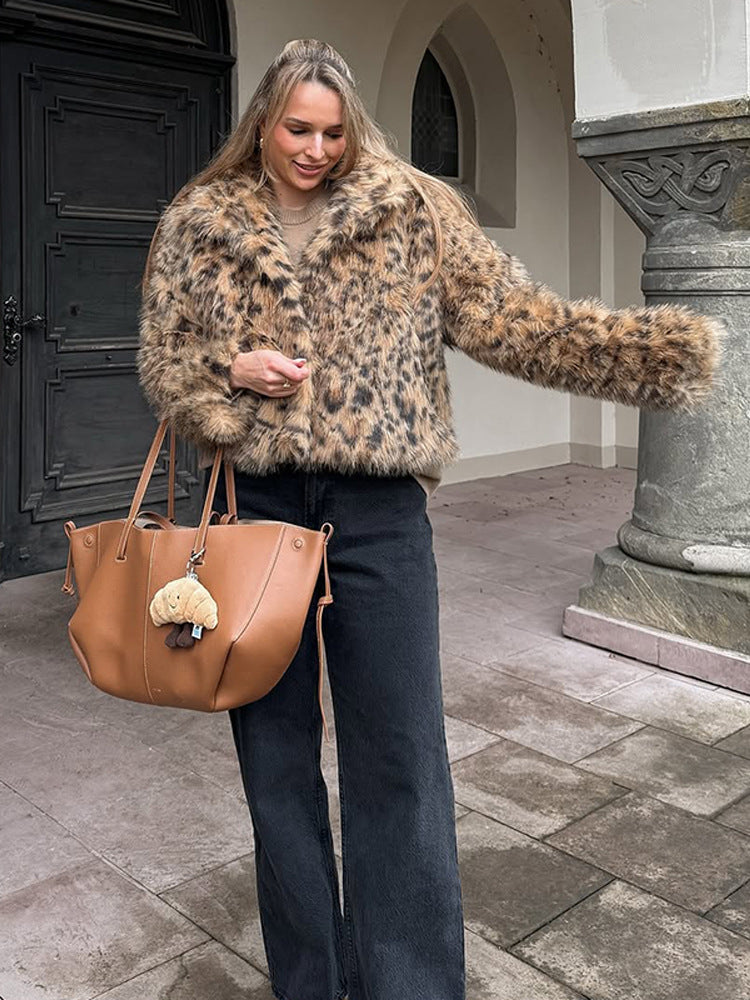 Damen Kurze Kunstpelzjacke im Leo-Muster mit kastiger Silhouette und weitem Kragen Echoarchiv