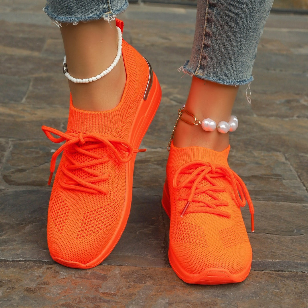 Damen Strick-Sneaker mit Keilsohle, sockenähnlichem Schaft und Metallic-Fersenakzent – Névara