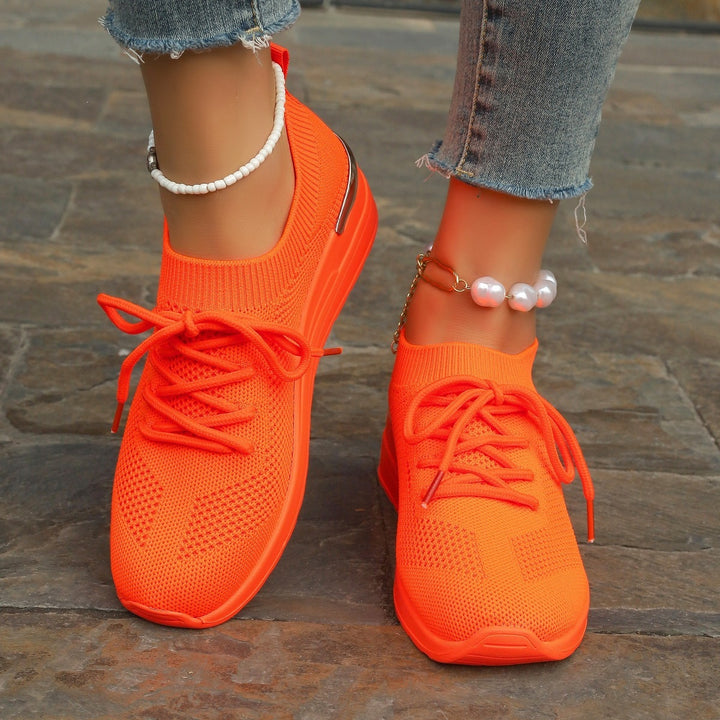 Damen Strick-Sneaker mit Keilsohle, sockenähnlichem Schaft und Metallic-Fersenakzent – Névara