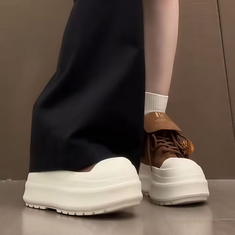 Damen Sportliche Plateau-Sneaker mit verspielten Anhängern Echo Archiv